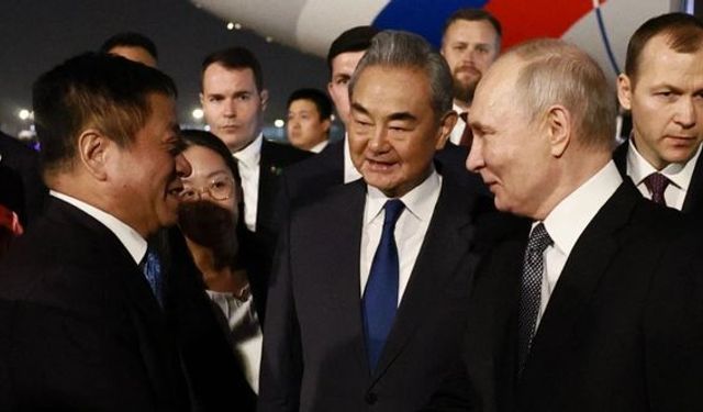 Putin resmi ziyaret için Pekin'de