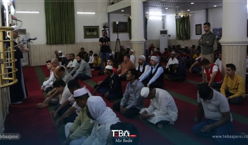 Küreciler Camisi&#039;nin İmamı Molla Vuşyar Haydar, bayram namazının ardından hutbe verdi. Vatandaşlar, İslam coğrafyası için dua etti.