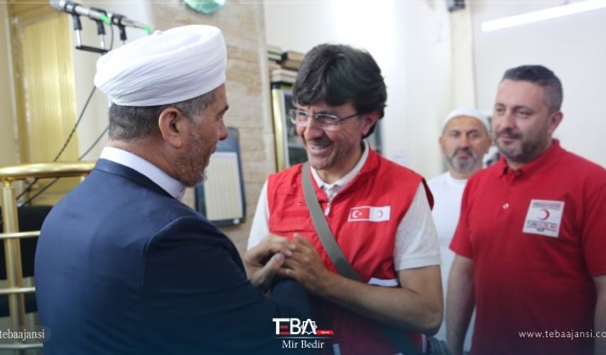 Vatandaşlar, kılınan bayram namazının ardından bayram sevincini birbirleriyle kucaklaşarak yaşadı.