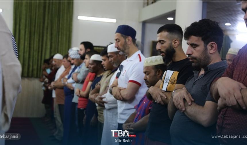 Türkmence hutbe verilen Küreciler Camisi’nde onlarca kişi Kurban Bayramı namazı için bir araya geldi.
