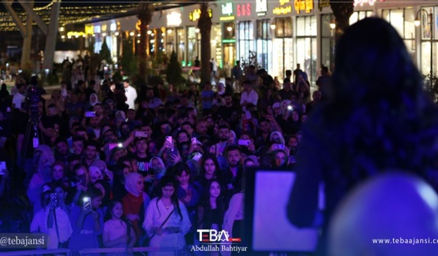 Mavi Medya Grubu ile CA prodüksiyon şirketi organizasyonunda gerçekleştirilen ve Azerbaycanlı şarkıcı Naz Dej ile Türkmenlerin sevilen şarkıcısı Ahmet Vacit'in sahne aldığı Mavi Festival’in ikinci güne halktan yoğun ilgi geldi.