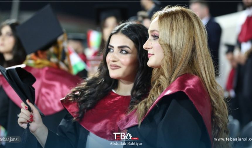 Franso Hariri Stadyumu’nda yapılan mezuniyet törenine öğretim üyeleri ve öğrencilerin yanı sıra çok sayıda yetkili ve vatandaş katıldı.