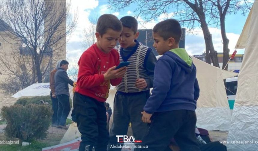 Şanlıurfa'da, bazı vatandaşlar AFAD'ın dağıttığı çadırlarda geceyi geçirdi.