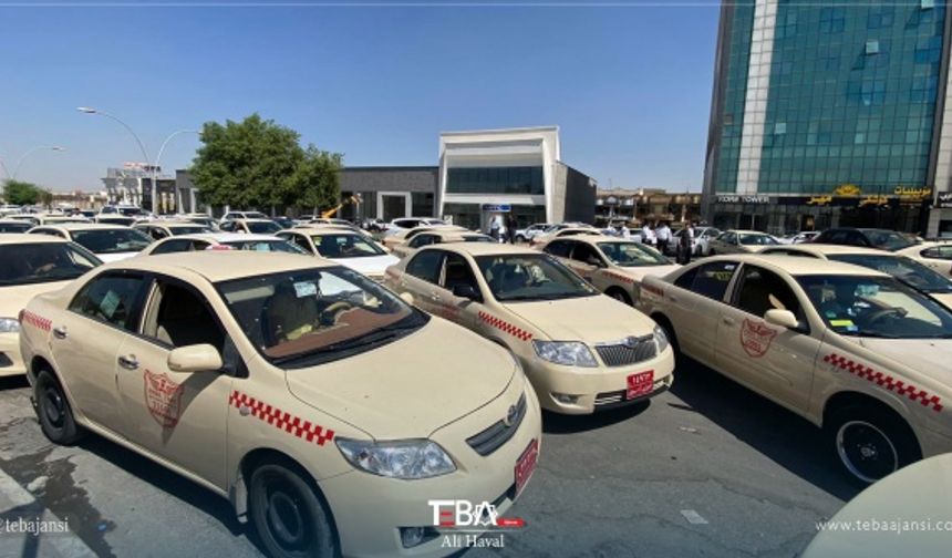 Taksi şoförleri yükselen yakıt fiyatları ve yakıt istasyonlarının işleyişine tepki gösterdi.
