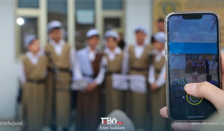 Türkmen milli kıyafeti giyen öğrenciler katılımcılara sundukları müzik korosu ile kayifli anlar yaşattı.