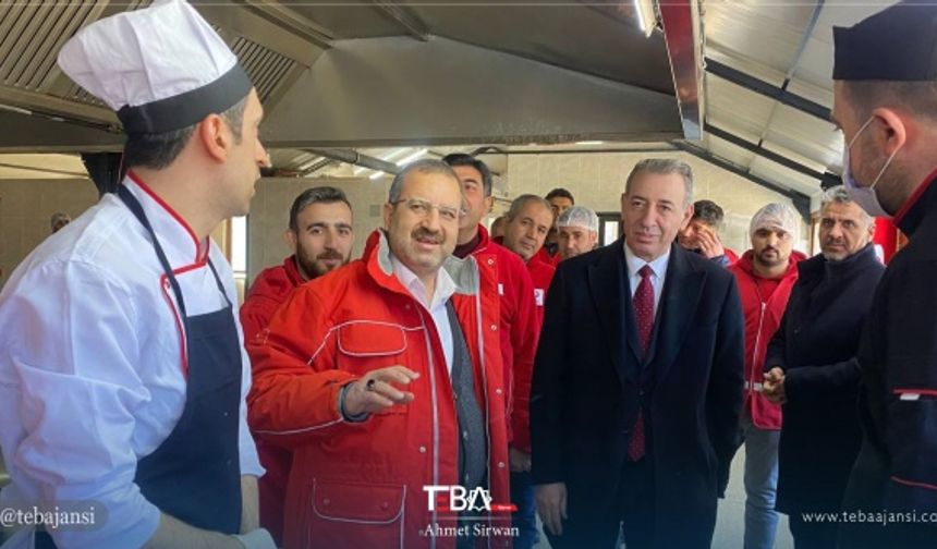 Aşevini dolaşarak incelemede bulunan Bakan Maruf, Kızılay Başkan Yardımcısı Yener Tanık ile çalışmaları hakkında bilgi aldı.