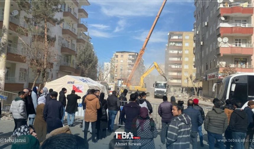 Ekiplerin çalışmaları sonucu enkaz altından, depremden yaklaşık 81 saat sonra 8 yaşındaki Beşir Yıldız kurtarıldı.