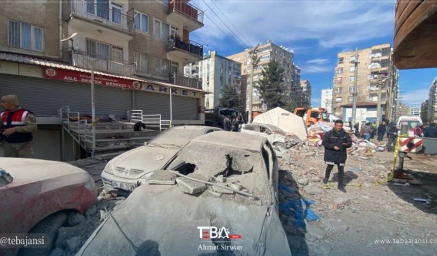 Kahramanmaraş merkezli depremlerden etkilenen Diyarbakır&#039;da yıkılan binalar arasında yer alan merkez Bağlar ilçesi Mevlana Halit Mahallesi Cengizler Caddesi Hisami Apartmanı&#039;nda enkaz altında kalanların kurtarılması amacıyla AFAD, UMKE, 112 Acil Sağlık, polis, jandarma ve itfaiye ekiplerinin yürüttüğü çalışmalar devam ediyor.
