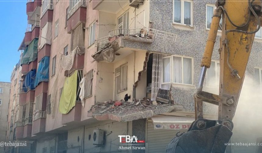 Diyarbakır&#039;da depremde yıkılan binanın enkazından, arama kurtarma çalışmaları sonucu yaklaşık 81 saat sonra 8 yaşındaki bir çocuk yaralı çıkarıldı.