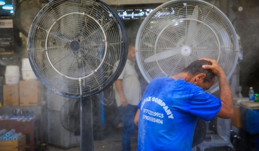 Bağdat&#039;ta hava sıcaklıkları yüksek seviyelerde seyrediyor. Sıcaklık 48 dereceyi aşarak hayatı olumsuz etkiledi.