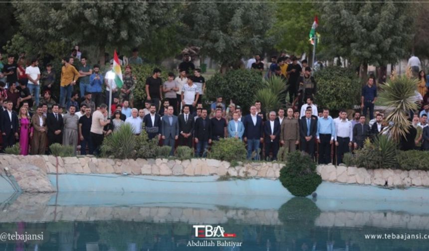 Dünya Gençlik Günü münasebetiyle Erbil Valisi Umed Hoşnav ile çok sayıda hükümet yetkilisi, vatandaş ve gençlerin katılımıyla Şanadar Parkında halka açık tören düzenlendi.