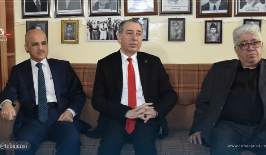 Kendisinin de zamanında Erbil El-Ula Okulu öğrencisi olduğunu söyleyen Bakan Maruf, zamanında bu okulun öğrencisi olan Türkmen, Kürt ve Hristiyan oluşumlarına mensup şahsiyetlere plaket verdi.