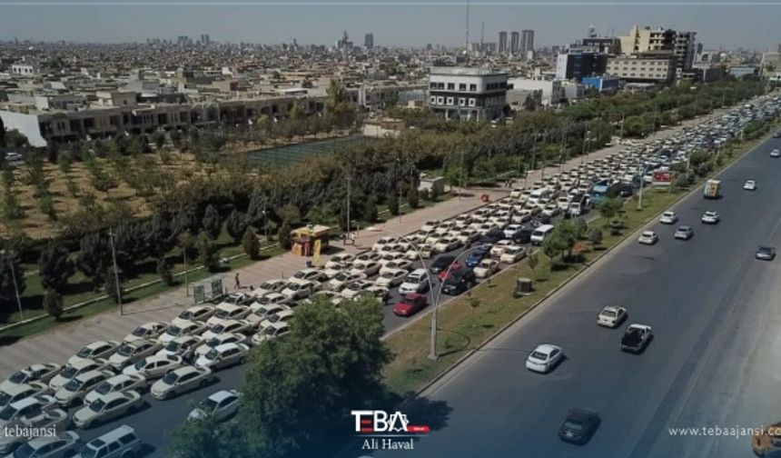 Erbil’de plaka numarasına göre belirli günlerde ve belirlenen benzin istasyonlarından daha ucuz fiyata benzin almak için sıraya giren taksiciler bugün protesto gösterisi düzenledi.