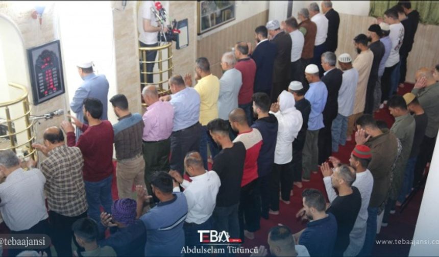 Erbil’de, Ramazan Bayramı dolayısıyla Küreciler Camisinde bayram namazı kılındı.