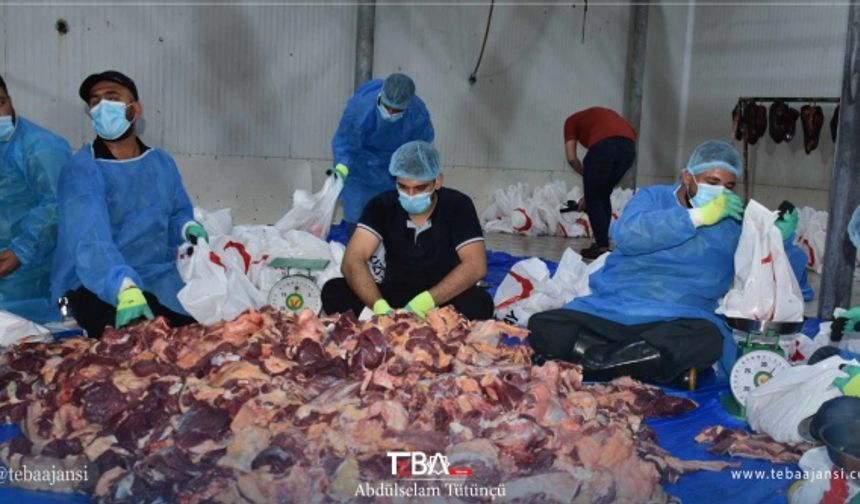 Türk Kızılay Irak Delegasyon Başkan Vekili İsmail Atik, Erbil&#039;deki kurban kesim noktasında yaptığı açıklamada, Türk Kızılay olarak her yıl olduğu gibi Irak&#039;ta kurban faaliyetlerine devam ettiklerini söyledi.
