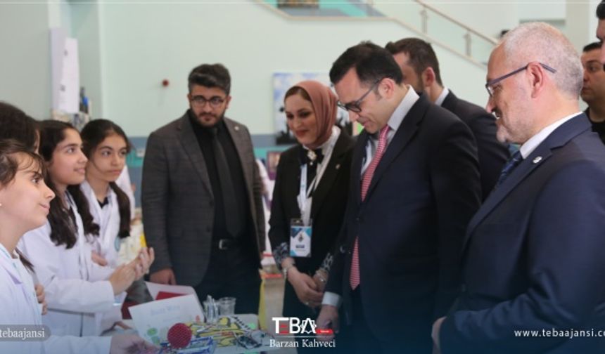 Bugün Erbil Uluslararası Maarif Okulu&#039;nda düzenlenen fuara, Erbil Uluslararası Maarif Okulu Müdürü İdris Karaaslan, Türkiye’nin Erbil Başkonsolosu Mevlüt Yakut ve öğrenciler katıldı.