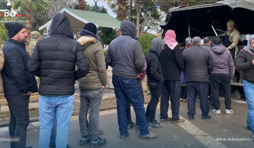 Pazarcık ve Elbistan merkezli 7,7 ve 7,6 büyüklüğündeki depremler sonrasında evlerine girmek istemeyen vatandaşlar, AFAD tarafından dağıtılan çadırları açık alanlara kurdu.