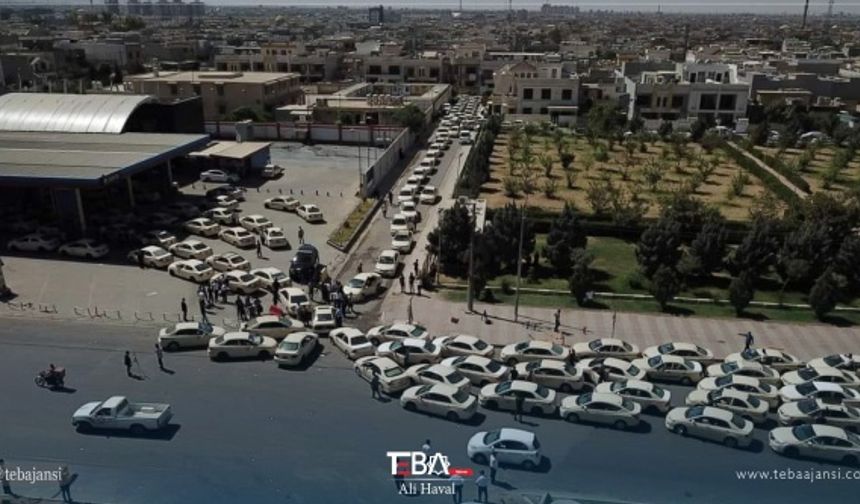 Yükselen benzin fiyatlarının yanı sıra istasyonların açılması gereken saatten daha geç saatlerde yakıt satışlarına başlaması tepkilere yol açtı.