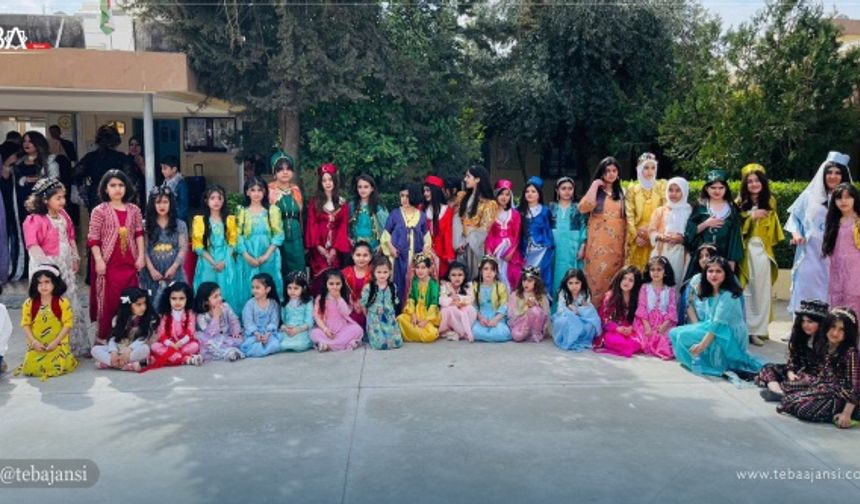 Okullarda düzenlenen etkinlikte öğrenciler milli kıyafetlerini giyerek fotoğraf çektirdi.