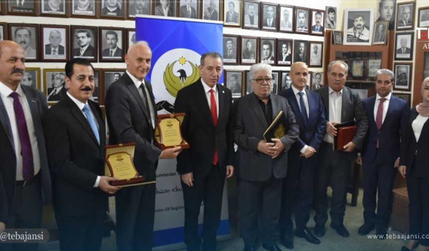 Irak Kürdistan Bölgesi Yönetimi (IKBY) Oluşumlardan Sorumlu Bölge Bakanı Aydın Maruf, Erbil El-Ula Okulu öğrencilerine plaket takdim etti.