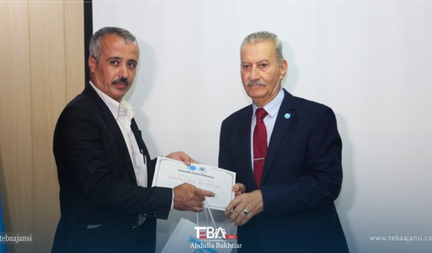 Törende farklı sınıflardan derece alan öğrencilere başarı belgesi ve hediye takdim edildi. Öğrenci velileri bu mutlu anları telefonlarıyla ölümsüzleştirdi. Okul müdürlerine de görevlerinde gösterdikleri başarıdan dolayı sertifika verildi.