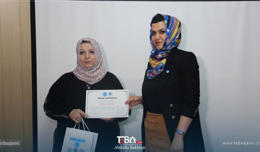 ITC Erbil İl Başkanlığında bugün düzenlenen törene, ITC Erbil İl Başkan Yardımcısı Fevzi Neccar, ITC Erbil Kadın Kolları Birliği Sorumlusu Ruveyda Muhammet, ITC Öğretmenler Birliği Erbil Sorumlusu Peyman Çakmakçı, Türkmeneli Öğrenci ve Gençler Birliği (TÖGB) Sorumlusu Muhammed Mehdi, çok sayıda Türkmen okulu müdürü, yöneticileri, öğrenci ve öğrenci velileri katılım gösterdi.
