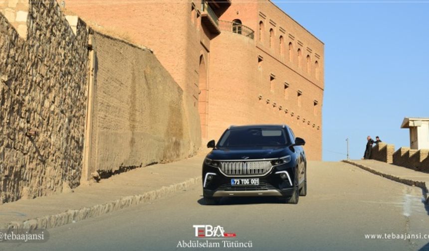 Türkiye&#039;nin Erbil Başkonsolosu Mevlüt Yakut, Türkiye&#039;nin yerli ve milli otomobili Togg ile Erbil sokaklarında test sürüşü gerçekleştirdi.