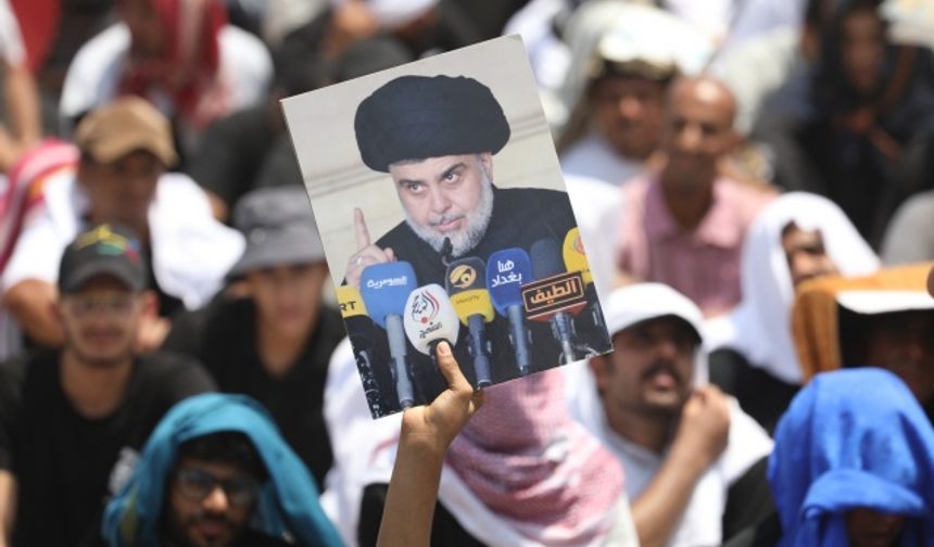 Yabancı misyon temsilciliklerinin bulunduğu Yeşil Bölge’de toplu cuma namazı için sıcağa rağmen toplanan kalabalık, Sadr’ın resimlerini de taşıdı.
