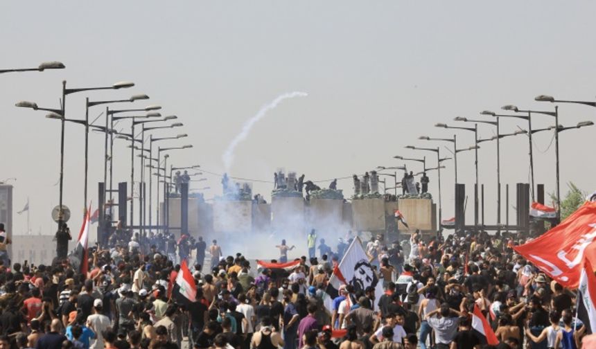 Irak hükümet güçleri, Bağdat’ın merkezi Tahrir Meydanı’ndaki Cumhuriyet Köprüsü’nde kurulan bariyerleri aşmaya çalışan göstericileri biber gazı ve ses bombaları ile dağıtmaya çalışıyor.