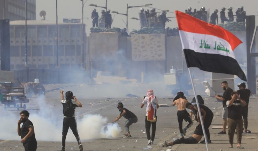 Başkent Bağdat’ta güvenlik güçleri, 1 Ekim 2019&#039;daki hükümet karşıtı gösterilerin yıl dönümünde protesto eylemi gerçekleştiren gruba biber gazı ve ses bombalarıyla müdahalede bulundu.