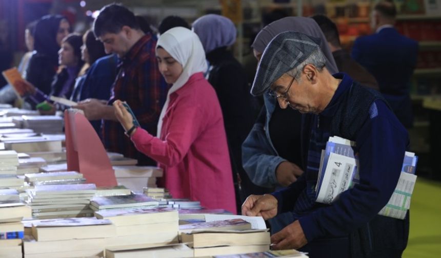 Yurt içi ve yurt dışından 300’e yakın yayın evinin katıldığı fuarda çeşitli dallarda kitaplar sergilendi.