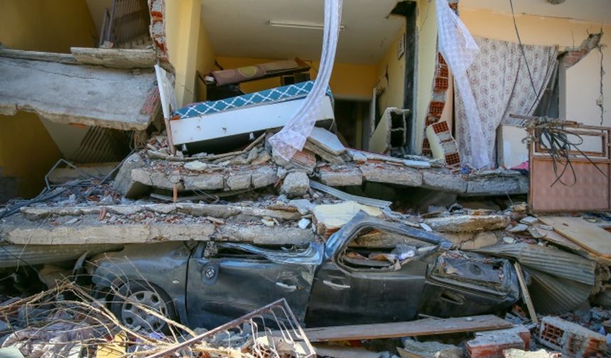 İlçe merkezinde duvarları yıkılan bazı evlerin iç kısmı sokaktan görünebiliyor.