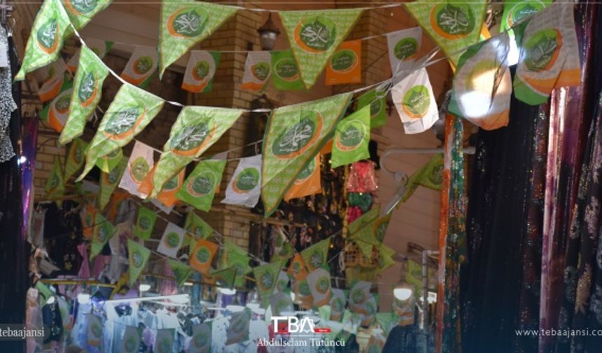 Hazreti Muhammed&#039;in dünyaya geldiği gün olarak kutlanan Mevlit Kandili vesilesiyle Erbil&#039;de camiler, cadde ve sokaklar Kur&#039;an-ı Kerim&#039;den ayetlerle ve ışıklarla süslendirildi.