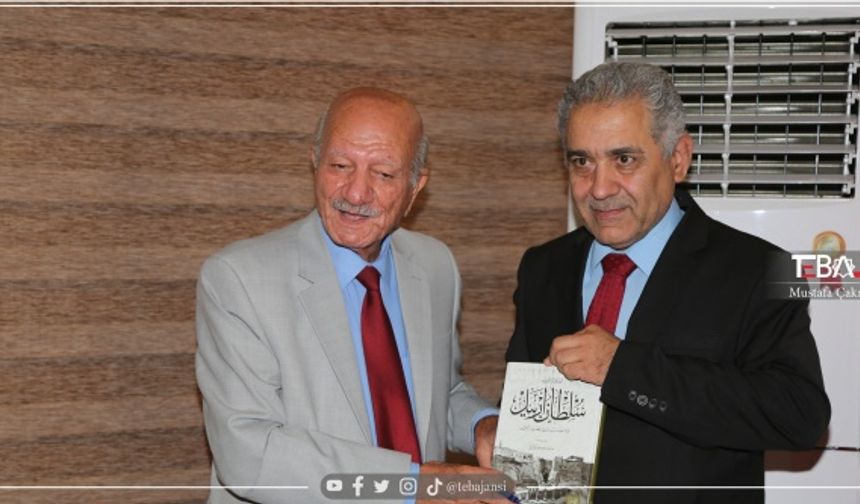 Keyifli geçen sohbetin ardından başarılı tarihçi Prof. Dr. Hüsam Davut, kitabını konuklar için imzaladı.