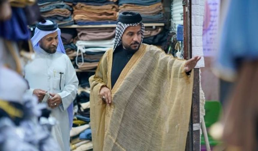 Necef kentindeki atölyelerde 200 yıldır el emeğiyle üretilen &quot;Necef abası&quot; geleneksel Arap erkek giyiminde önemli yer tutuyor.