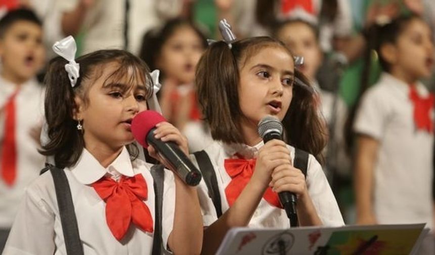 Azadi Parkı&#039;nın oyun alanında gerçekleştirilen konserde çocuk şarkı ve müzikleri yer aldı.