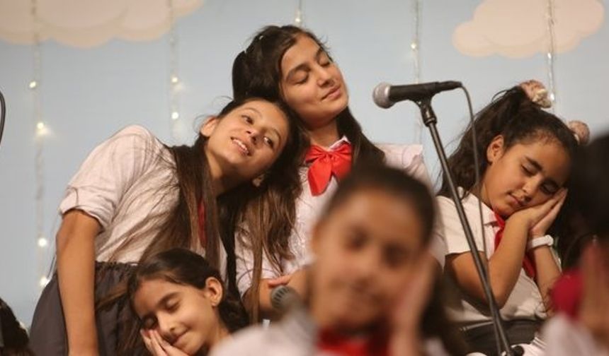 Şarkı ve müzik bölümünün ardından çocuklara eğitimin önemi konulu tiyatro oyunu sunuldu.