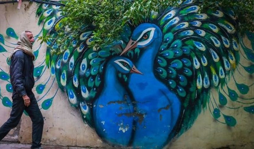 Başkent Bağdat&#039;ta kendilerine &quot;Kelebek İzi Takımı&quot; adını veren bir grup gönüllü genç ressam, Kur&#039;an-ı Kerim&#039;e yönelik saldırılara karşı tepkilerini sanatla ortaya koyuyor.