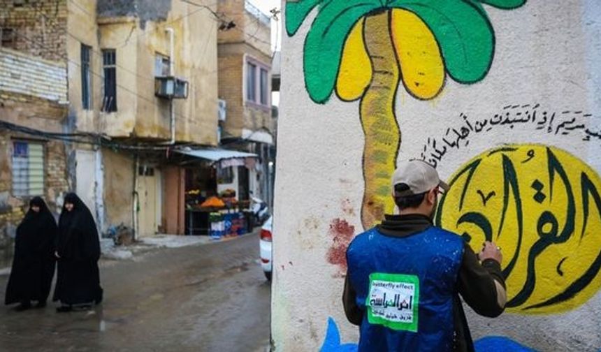Başkent Bağdat&#039;ta bir grup ressam, bazı Avrupa ülkelerinde Kur&#039;an-ı Kerim&#039;e yapılan çirkin saldırılar üzerine kentin duvarlarını Kur&#039;an-ı Kerim&#039;den ayetler ve Arap hattıyla &quot;Kur&#039;an&quot; yazarak süsledi.