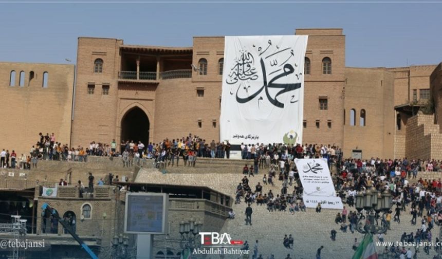 Erbil&#039;de Hz. Muhammed&#039;in doğum günü vesilesiyle pek çok vatandaş, Erbil Kalesi ve civarında düzenlenen merasime katılarak Mevlid Kandili&#039;ni kutluyor.