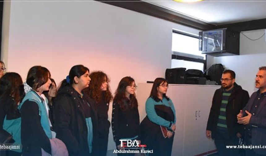 TEBA Medya Grubu Genel Yayın Yönetmeni Mehmet Ferit Erbiloğlu tarafından karşılanan öğrenciler, çalışanlarla sohbet etti.