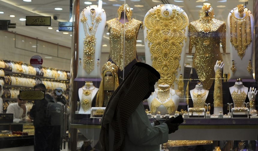 
Özellikle altından yapılan kıyafetler ve kilolarca altın kullanılarak işlenmiş mücevherler vitrinleri süslüyor.

Türkiye'den Dubai'ye 2015'ten bu yana altın ihracatı yapan Ömer Çaldağ, AA muhabirine yaptığı açıklamada, Türkiye'nin BAE'ye yaptığı altın ihracatına ilişkin bilgi verdi.

Çaldağ, "Türkiye'nin altın ihracat rakamlarına baktığımızda, son 10 ayda 2,1 milyar dolar Birleşik Arap Emirlikleri'ne ihracat yapılmış gözüküyor. Burada Türk ürünleri tercih ediliyor, demek oluyor bu." ifadelerini kullandı.
