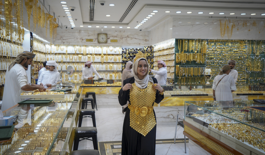 
Dubai'nin Deira bölgesinde bulunan Dubai Altın Çarşısı, 50 yılı aşkın süredir altın tüccarlarının ve altın sevenlerin uğrak noktalarının başında geliyor.

"Dünya'nın altın merkezi" olarak adlandırılan çarşıda, toptan altın ticaretinin yapıldığı ofislerin yanı sıra tonlarca altının yer aldığı dükkanlar, ışıltılı vitrinleriyle dikkati çekiyor.
