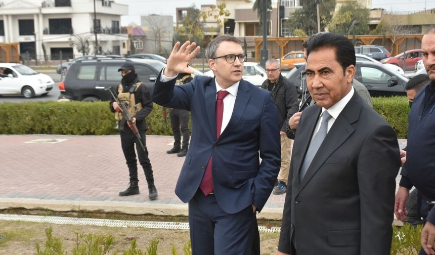 Bunun Türkiye'de Sayın Cumhurbaşkanı Recep Tayyip Erdoğan'ın tensibiyle başlatılan bir kampanya olduğunu belirten İnan, her yıl Türkiye'de bu sayede yüz binlerce ağacın dikildiğini söyledi.



Büyükelçi İnan, "Kardeşliğimizin ve dostluğumuzun nişanesi olarak bugün burada bu ağaç fidanlarını dikiyor olmaktan mutluluk duyuyoruz." ifadesini kullandı.