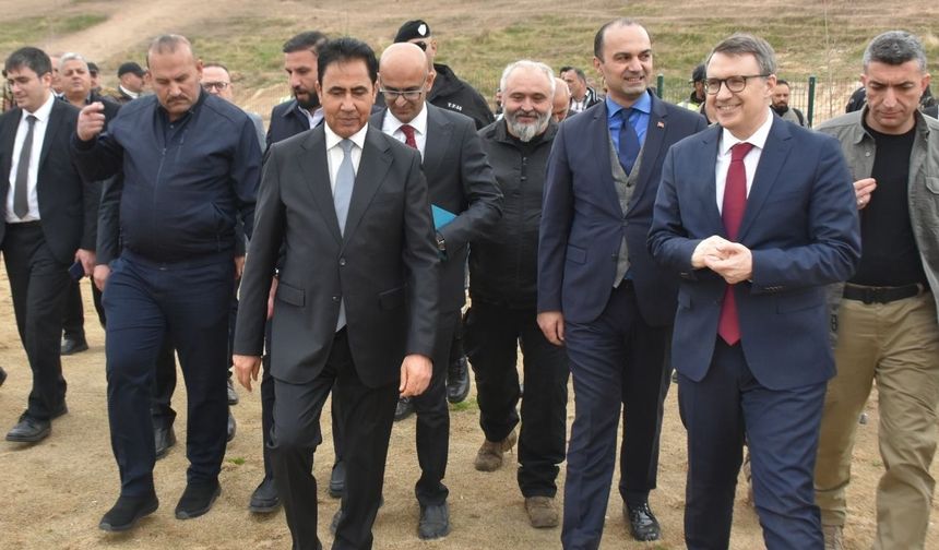 Türkiye ve Irak arasında özel ilişkilerin olduğunu aktaran İnan, Türkiye ile Musul vilayeti arasında da çok ayrıcalıklı ilişkilerin olduğunu belirtti.



Musul'un geçtiği zorlu yılları gördüklerini ve unutmadıklarını dile getiren İnan, bugün de Musul'un kalkındığına şahitlik yaptıklarını ve bu kalkınmaya katkı yapmaya gayret ettiklerini söyledi.



Musul'da Başkonsolosluğu olan tek ülkenin Türkiye olduğuna dikkati çeken İnan, bunun Türkiye'nin tarihi bir görevi olduğuna vurgu yaptı.



İnan, Türkiye'nin Musul halkına her alanda destek vermeye devam edeceğini aktardı.