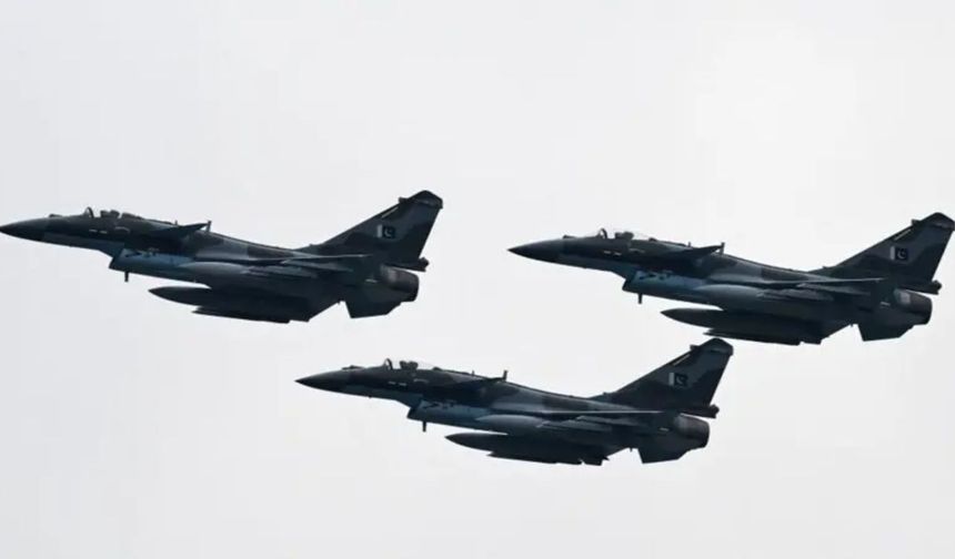 Hindistan, ilk kez Pakistan'ın uçaklarını düşürdüğünü doğruladı