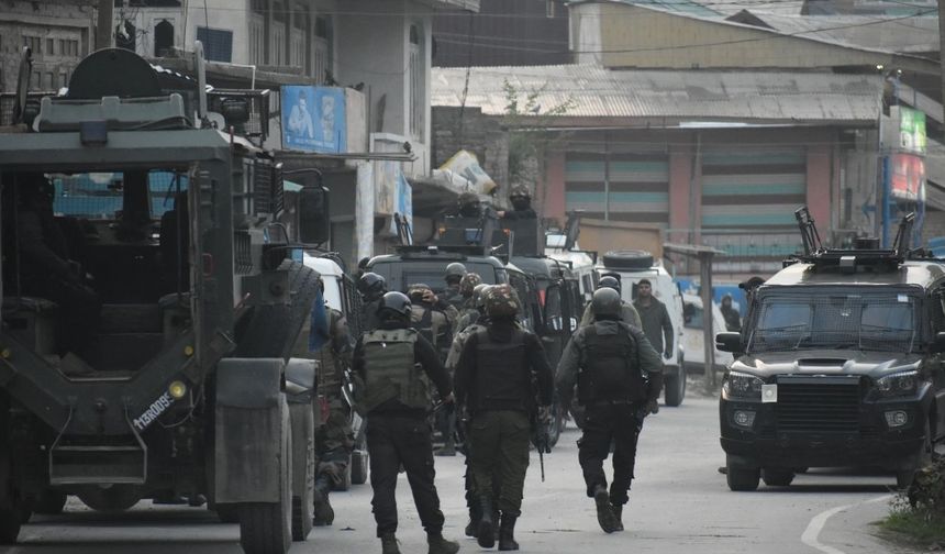 Pakistan, Hindistan'a ait 3 savaş uçağı ve bir dronun düşürüldüğünü açıkladı