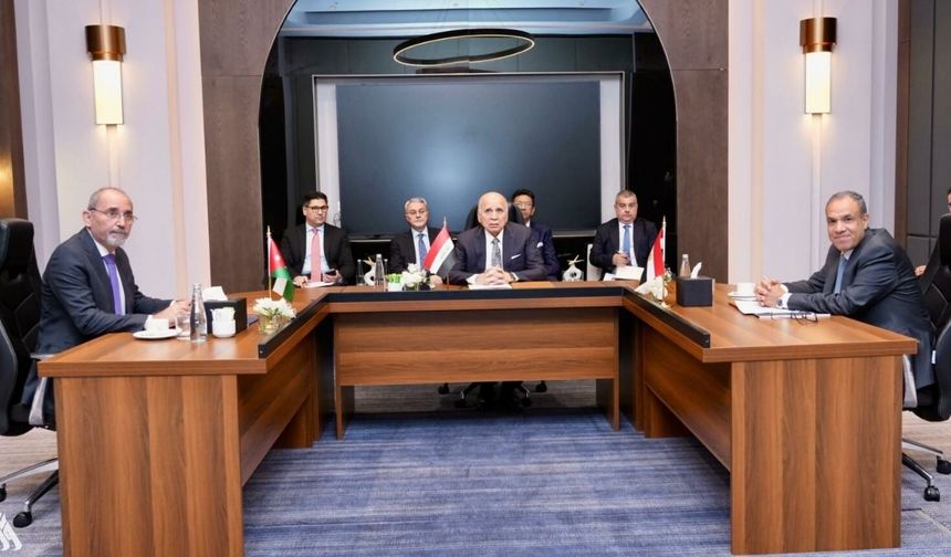 Irak, Mısır ve Ürdün dışişleri bakanları Arap Birliği Zirvesi öncesinde bir araya geldi