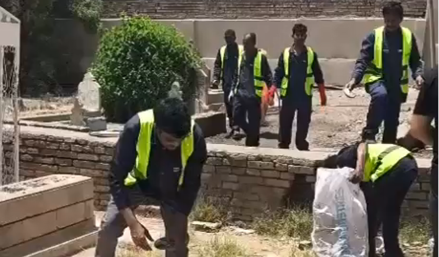Erbil Büyük Mezarlık’ta jeneratörler kaldırılmadan önce temizlik çalışması