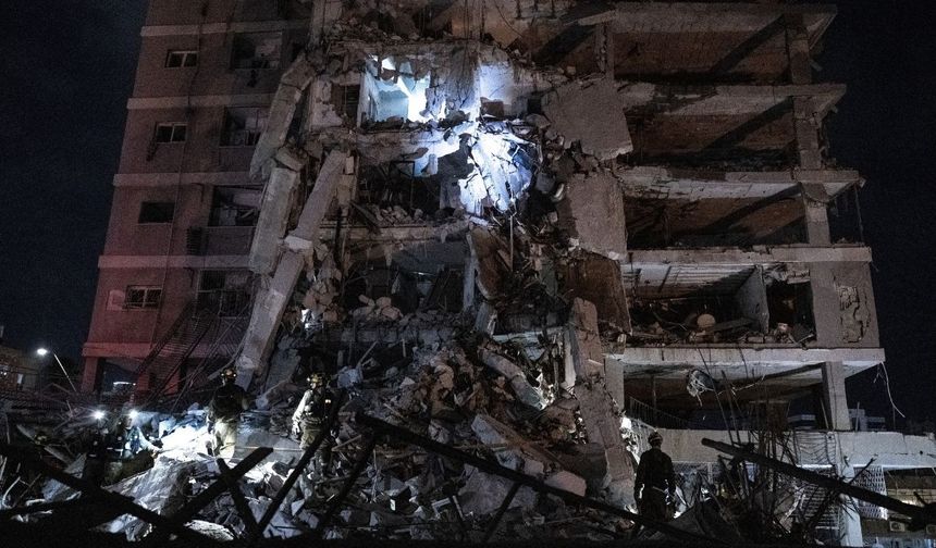 İran'ın füze saldırısında İsrail'de bir binanın yıkılması sonucu ölenlerin sayısı yükseldi